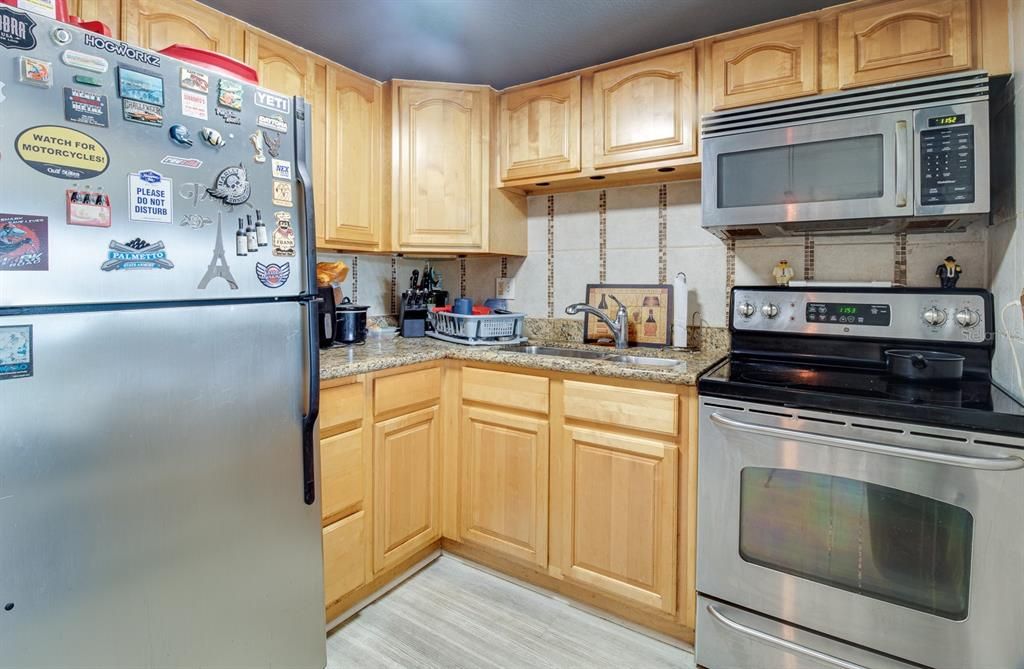 For Sale: $169,000 (1 beds, 1 baths, 607 Square Feet)