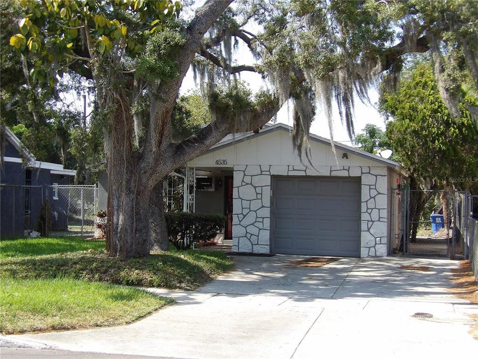 For Sale: $258,400 (3 beds, 1 baths, 991 Square Feet)