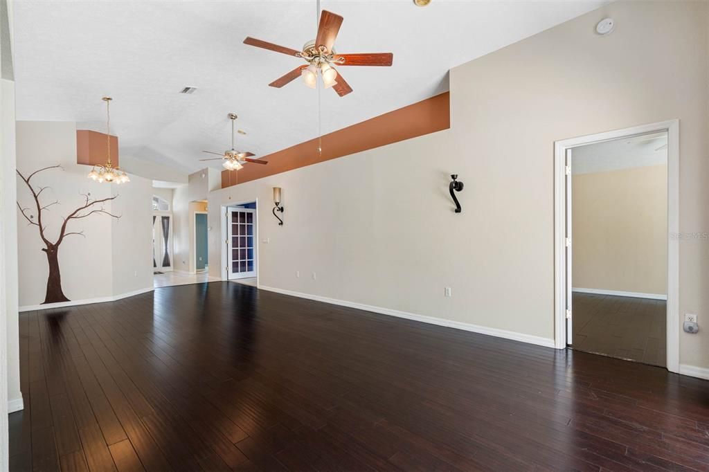 Recently Sold: $375,000 (3 beds, 2 baths, 1739 Square Feet)
