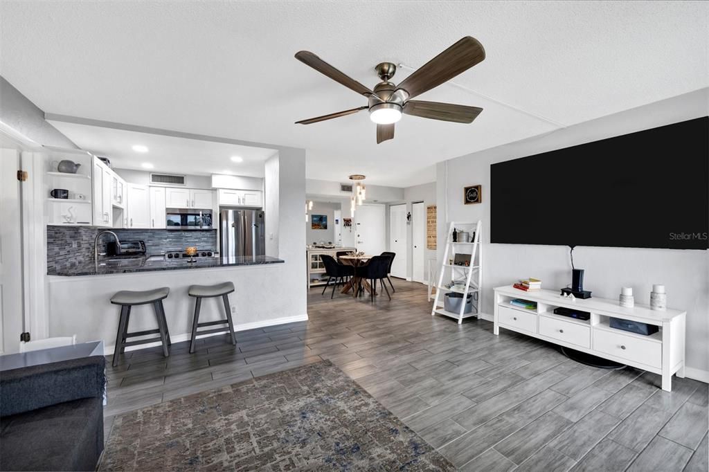 Spacious look to breakfast bar, kitchen, dinette & entry.