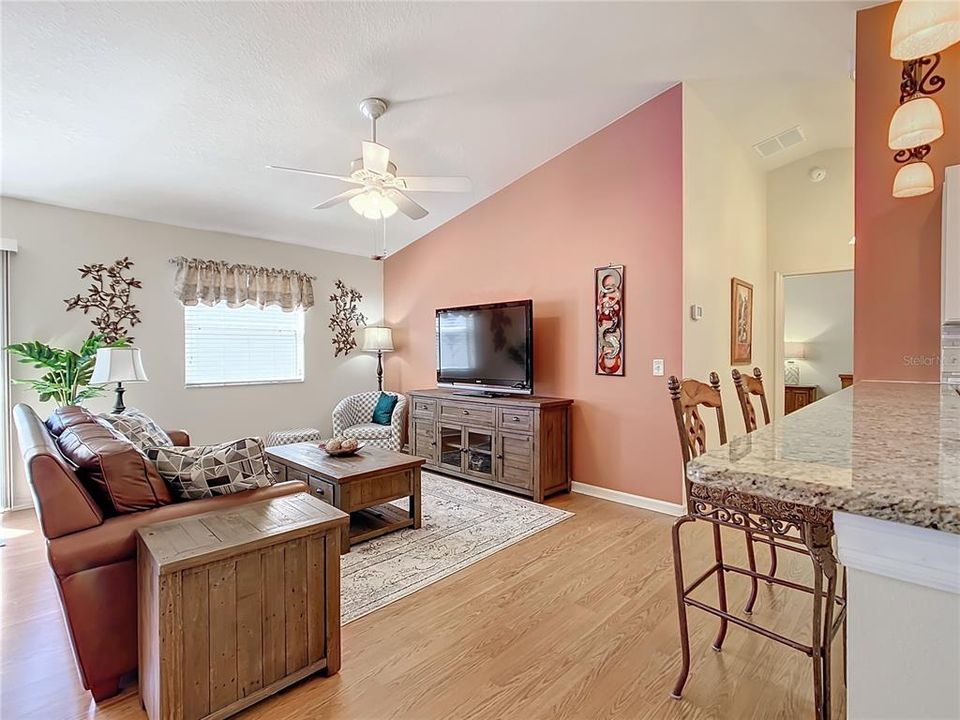 For Sale: $324,900 (2 beds, 2 baths, 1156 Square Feet)