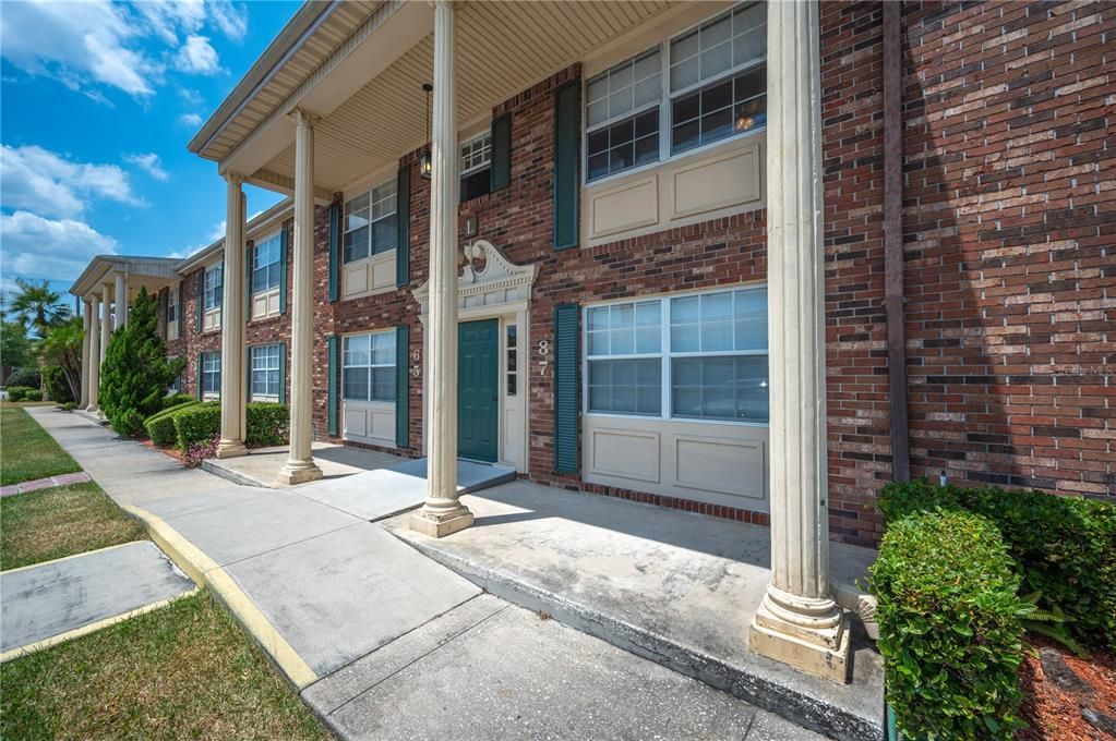 Active With Contract: $169,900 (2 beds, 2 baths, 831 Square Feet)