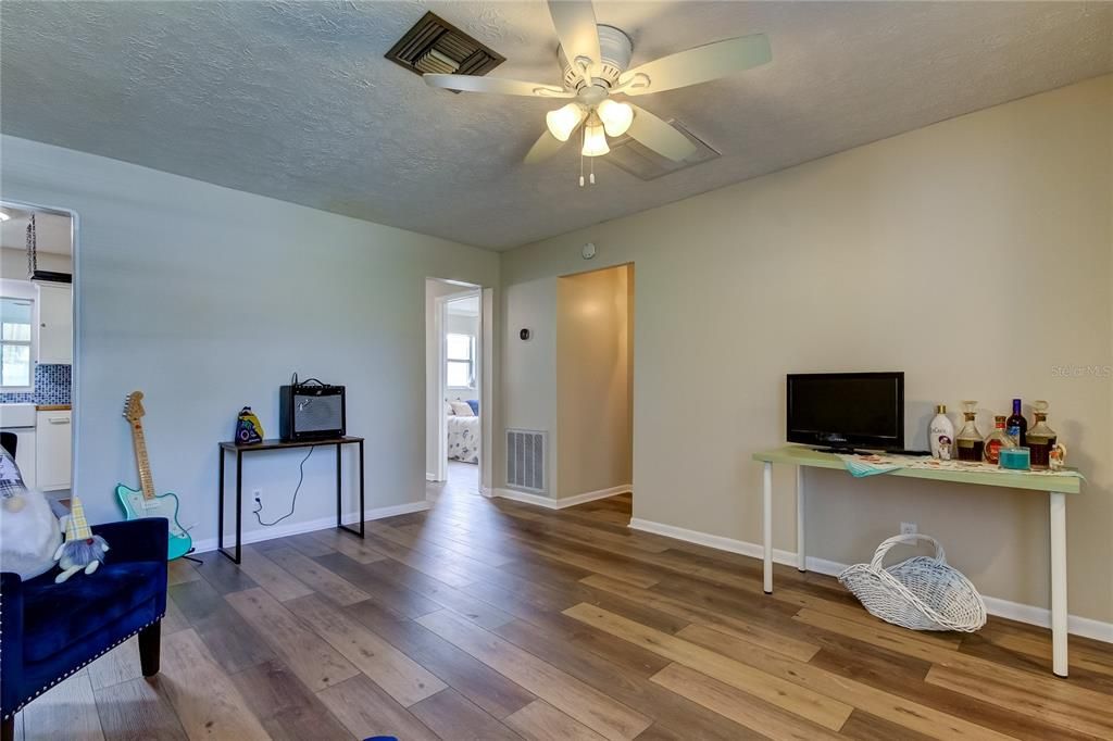 Active With Contract: $372,000 (4 beds, 2 baths, 1178 Square Feet)