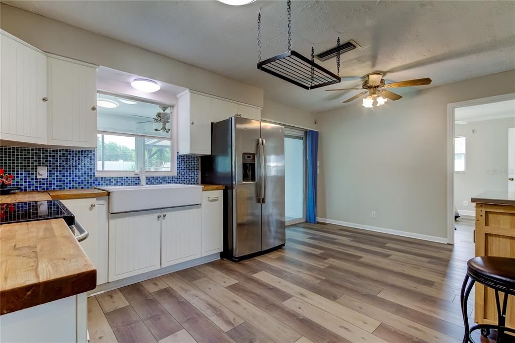 Active With Contract: $372,000 (4 beds, 2 baths, 1178 Square Feet)