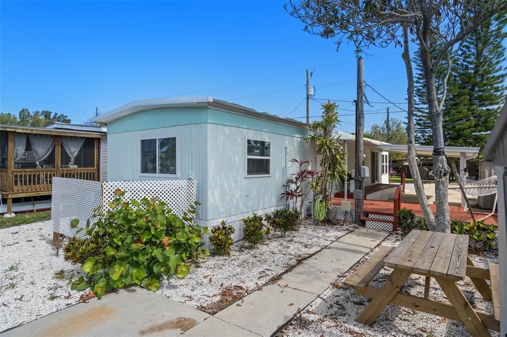 For Sale: $200,000 (2 beds, 1 baths, 624 Square Feet)