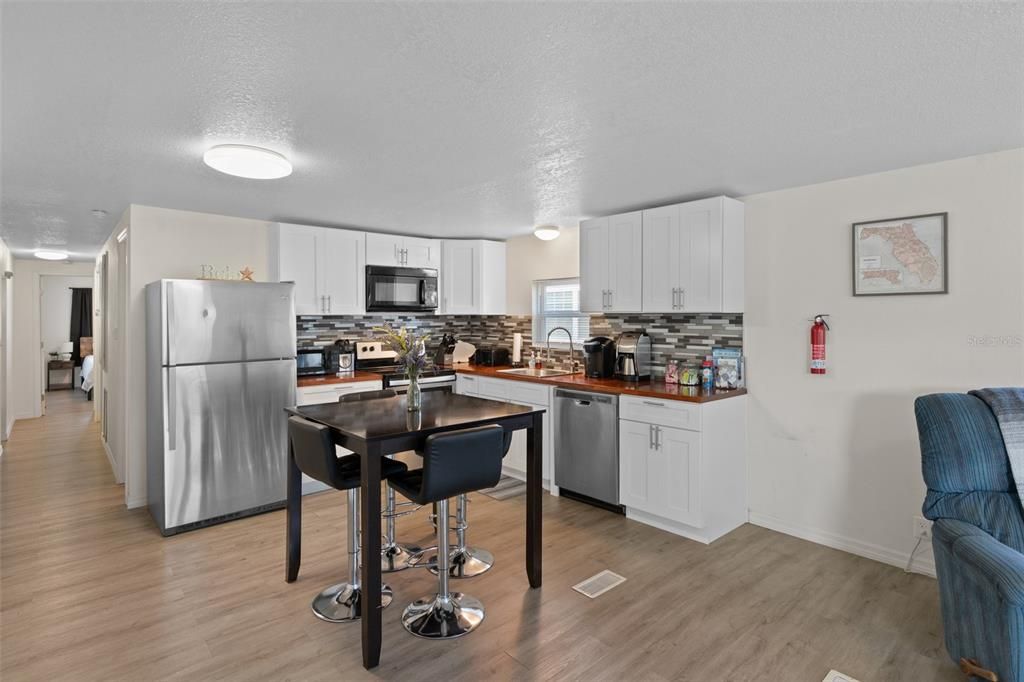 For Sale: $200,000 (2 beds, 1 baths, 624 Square Feet)