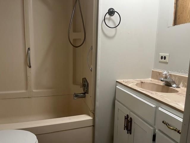 Full Bathroom 2 w/ tub/shower combo