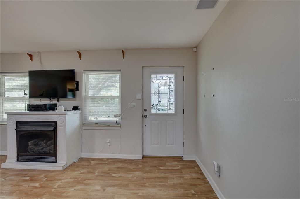 Recently Sold: $380,000 (3 beds, 2 baths, 1421 Square Feet)