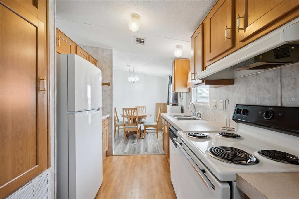 Active With Contract: $145,000 (2 beds, 2 baths, 920 Square Feet)