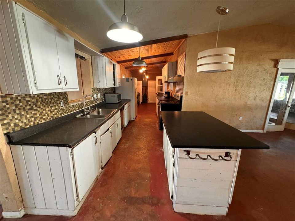 For Sale: $200,000 (2 beds, 2 baths, 2252 Square Feet)