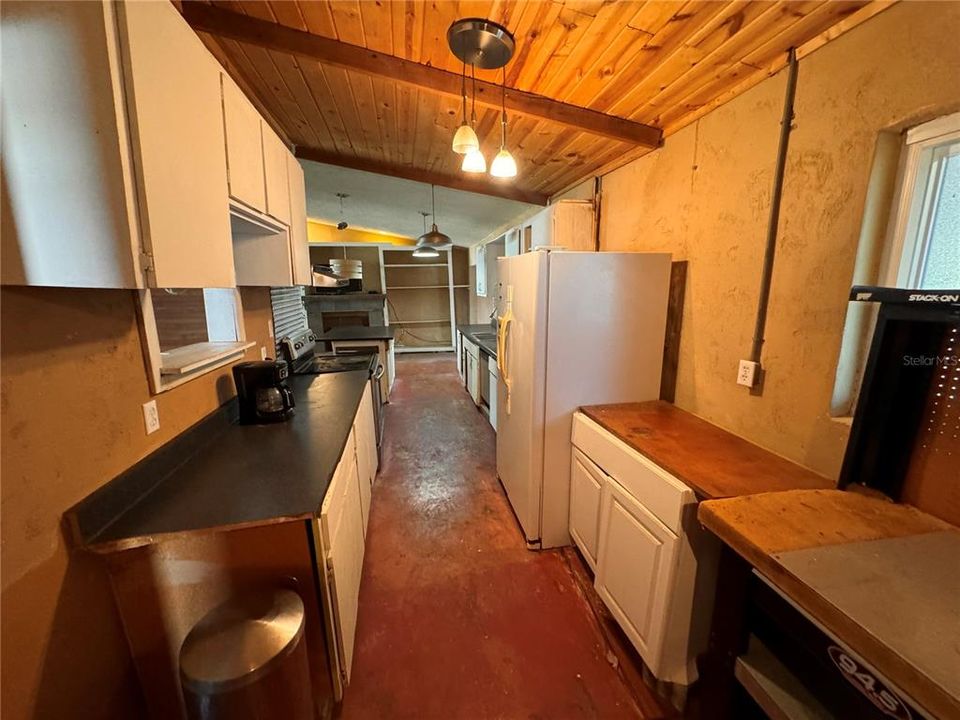 For Sale: $200,000 (2 beds, 2 baths, 2252 Square Feet)