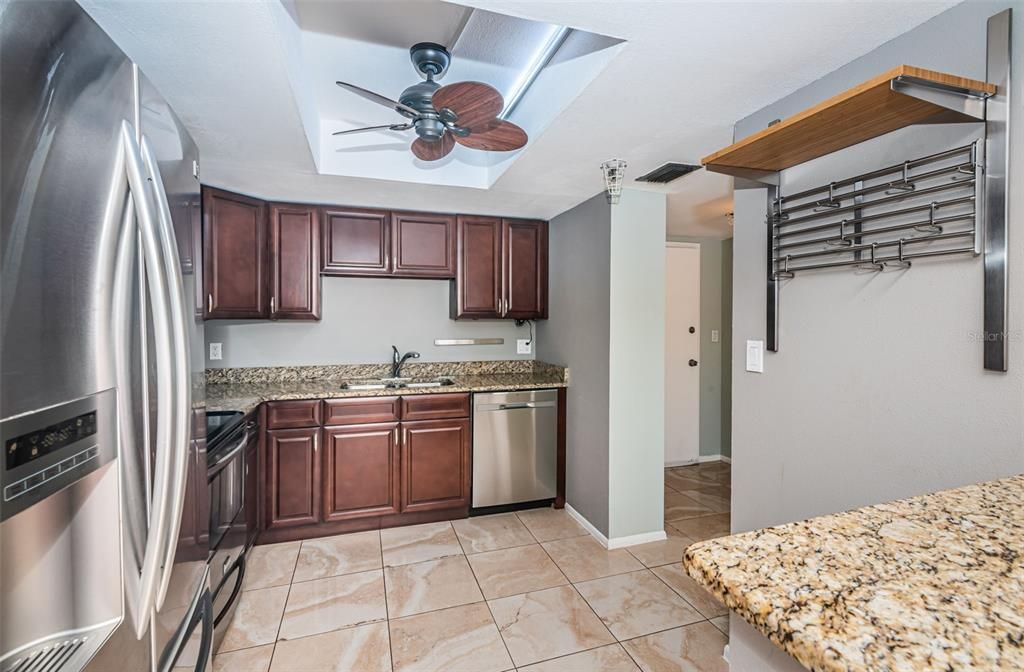For Rent: $2,800 (2 beds, 2 baths, 1140 Square Feet)