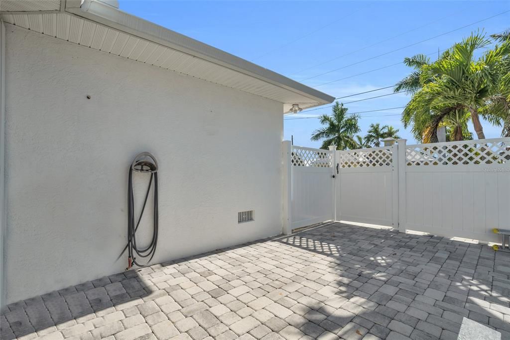 For Sale: $1,100,000 (3 beds, 2 baths, 1405 Square Feet)