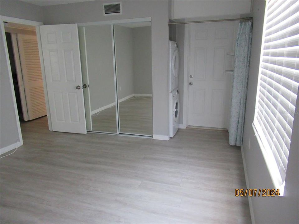 SECOND BEDROOM WITH PRIVATE ENTRANCE  AND WASHER DRYER