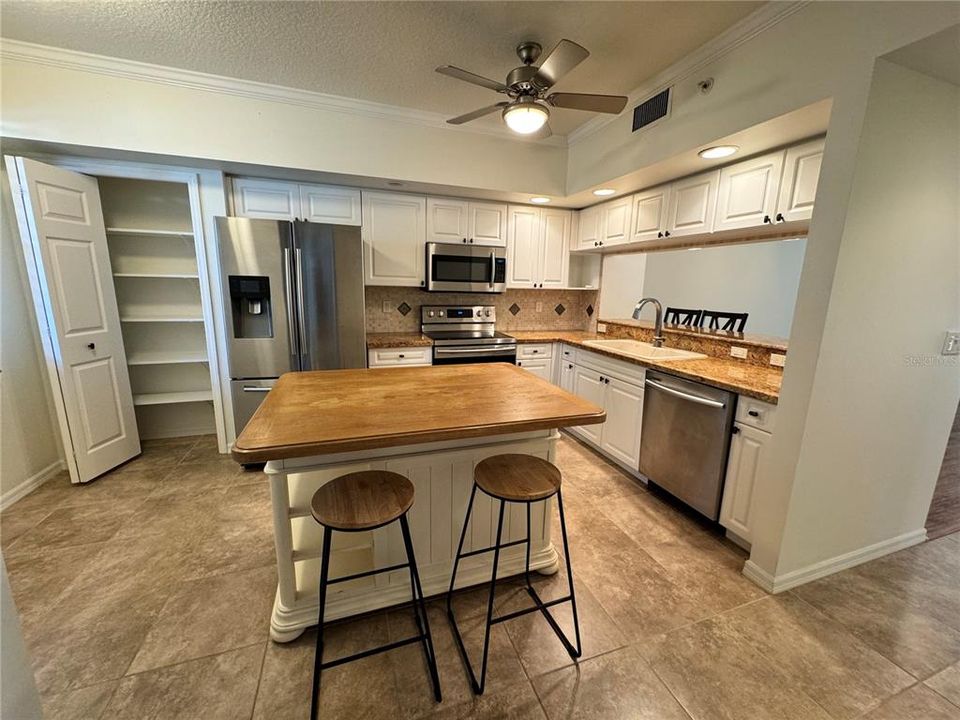 For Rent: $3,500 (3 beds, 2 baths, 1576 Square Feet)