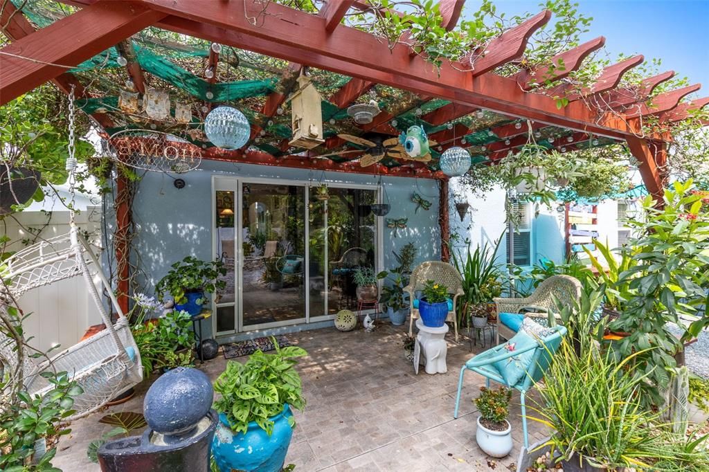 This garden pergola is what dreams are made of!