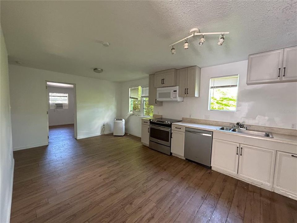 For Sale: $260,000 (3 beds, 1 baths, 912 Square Feet)