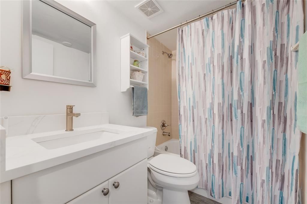 For Sale: $299,000 (2 beds, 2 baths, 925 Square Feet)