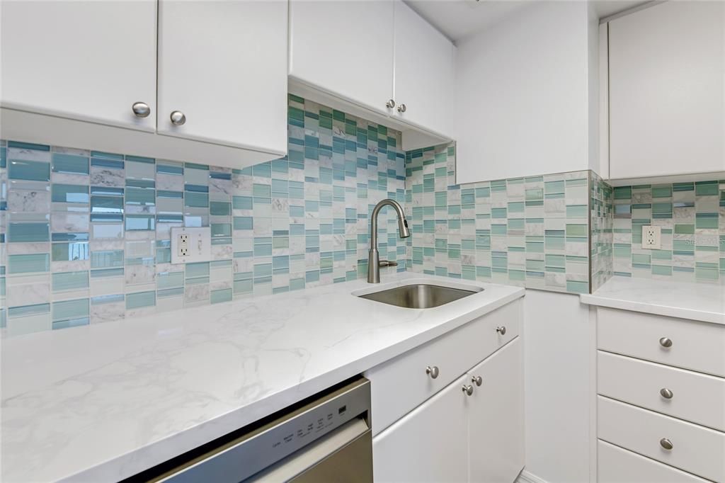 For Sale: $299,000 (2 beds, 2 baths, 925 Square Feet)