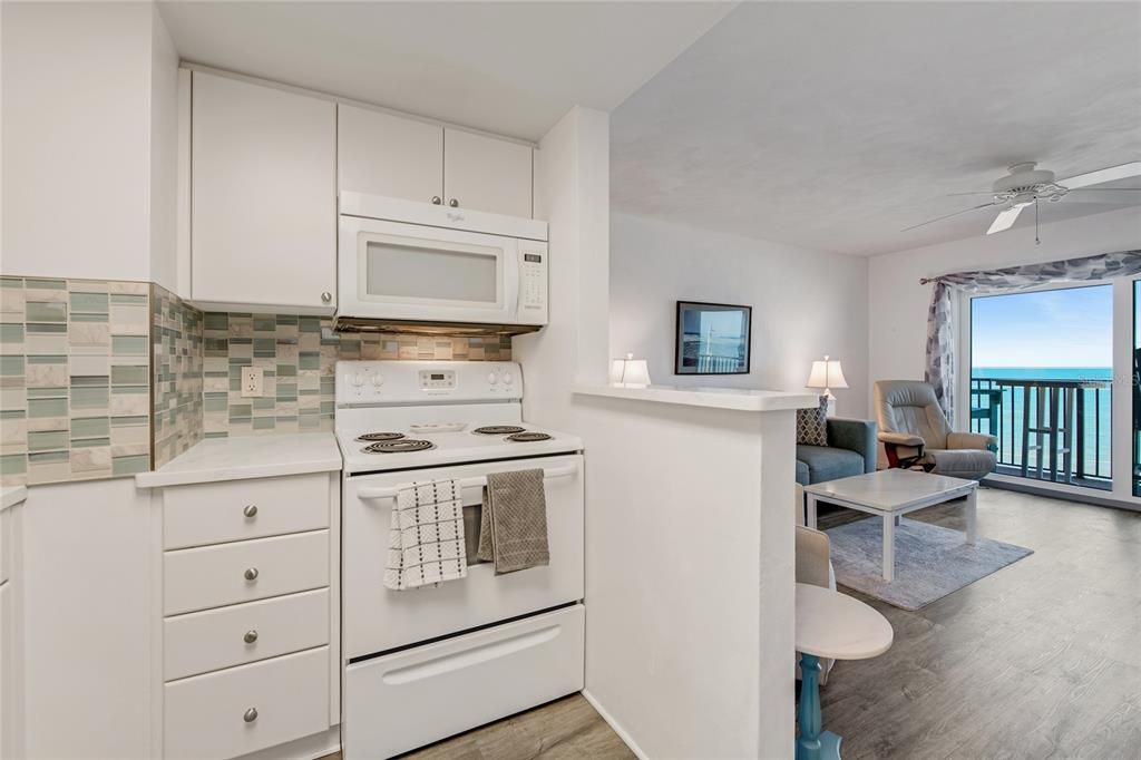 For Sale: $299,000 (2 beds, 2 baths, 925 Square Feet)