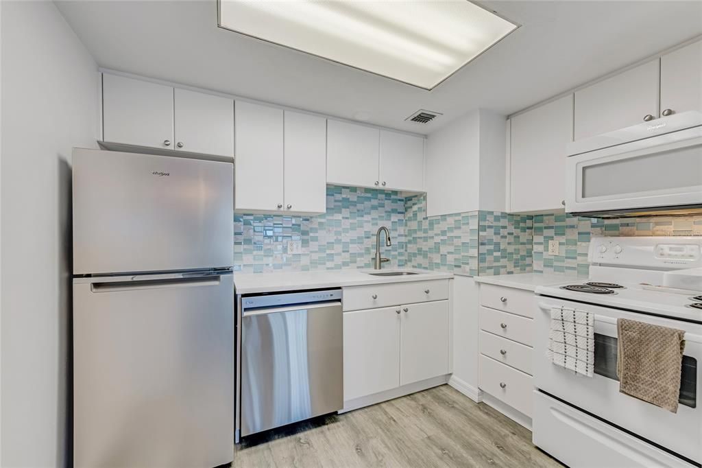 For Sale: $299,000 (2 beds, 2 baths, 925 Square Feet)