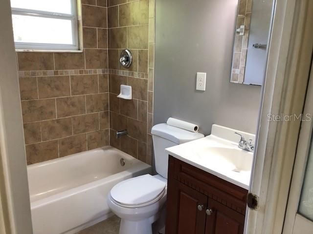 For Rent: $1,950 (2 beds, 1 baths, 922 Square Feet)