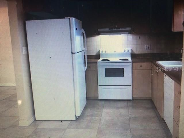 For Rent: $1,950 (2 beds, 1 baths, 922 Square Feet)
