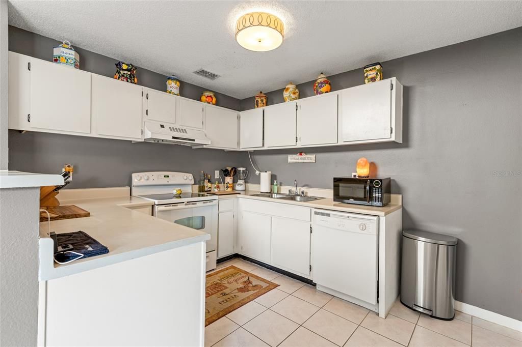 For Sale: $219,900 (2 beds, 2 baths, 964 Square Feet)