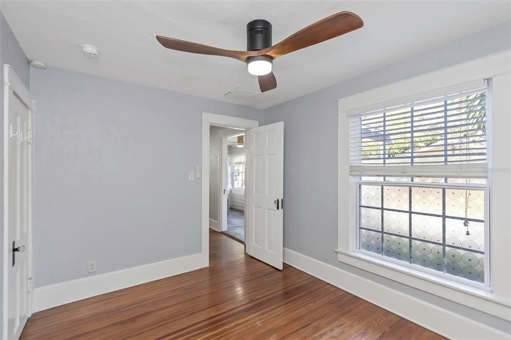 Active With Contract: $450,000 (2 beds, 1 baths, 888 Square Feet)