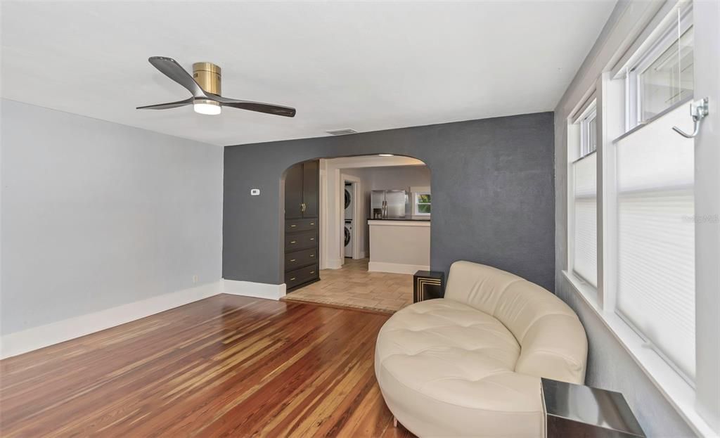 Active With Contract: $450,000 (2 beds, 1 baths, 888 Square Feet)