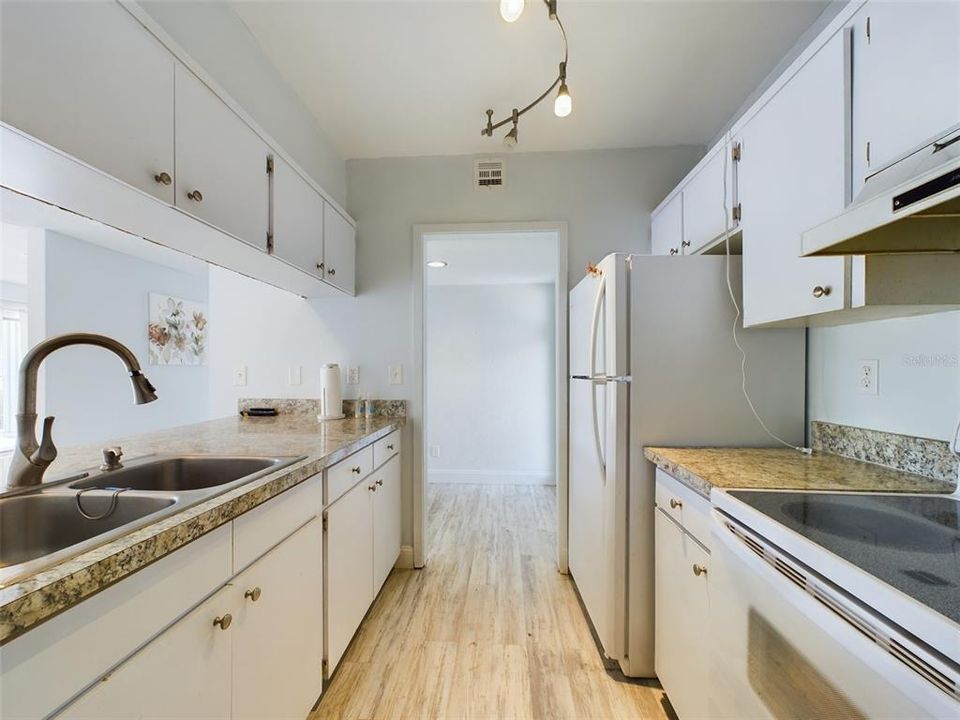 For Sale: $149,900 (2 beds, 2 baths, 1123 Square Feet)