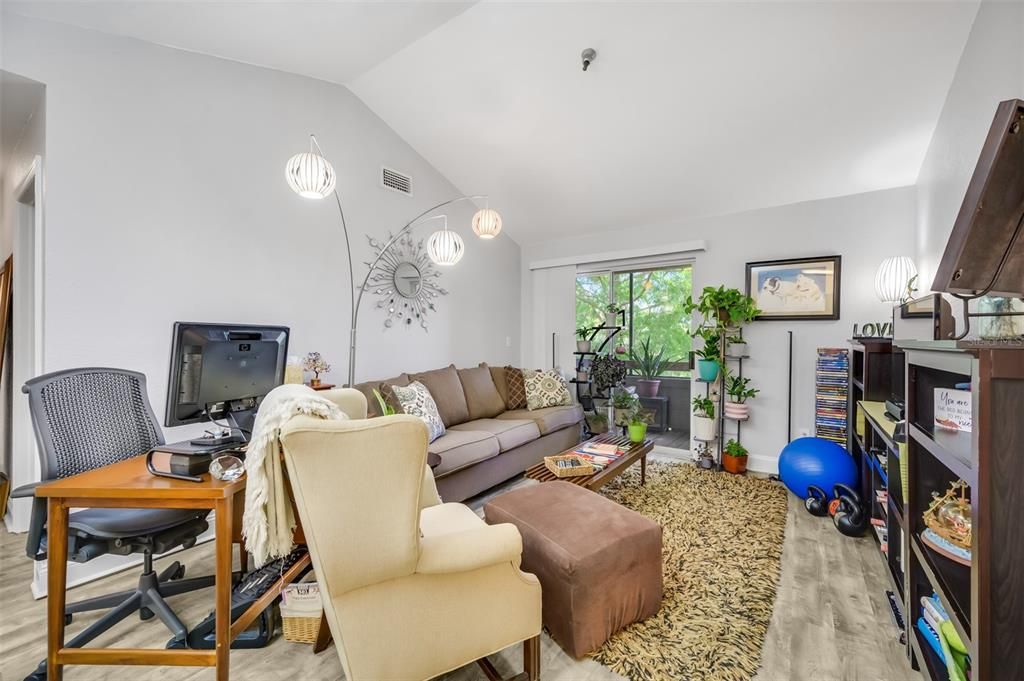Active With Contract: $135,000 (1 beds, 1 baths, 729 Square Feet)