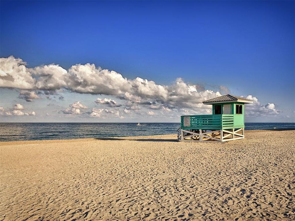 Sarasota beaches feature life guards, rest rooms, dining area, sundry shops, food, drinks and rinse stations!