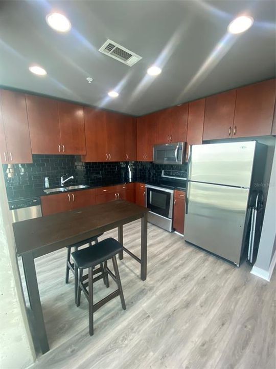 Active With Contract: $2,500 (1 beds, 1 baths, 684 Square Feet)