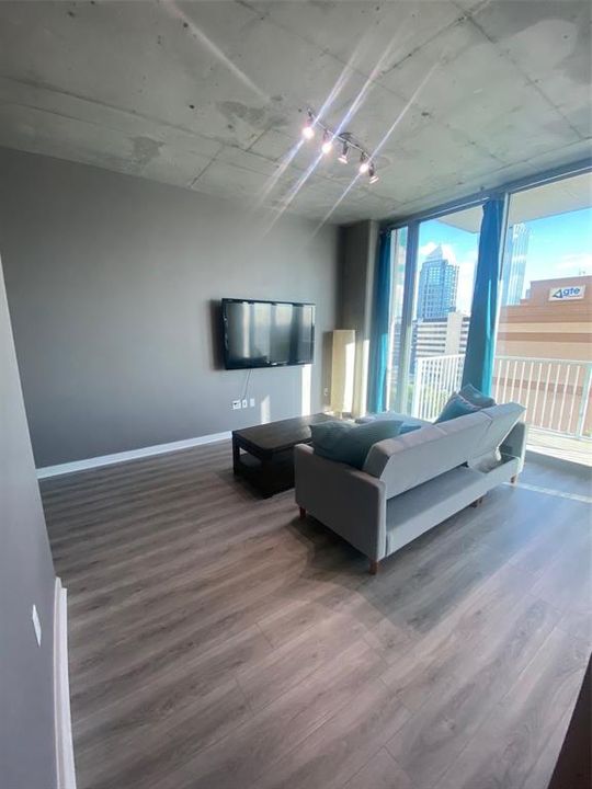 Active With Contract: $2,500 (1 beds, 1 baths, 684 Square Feet)