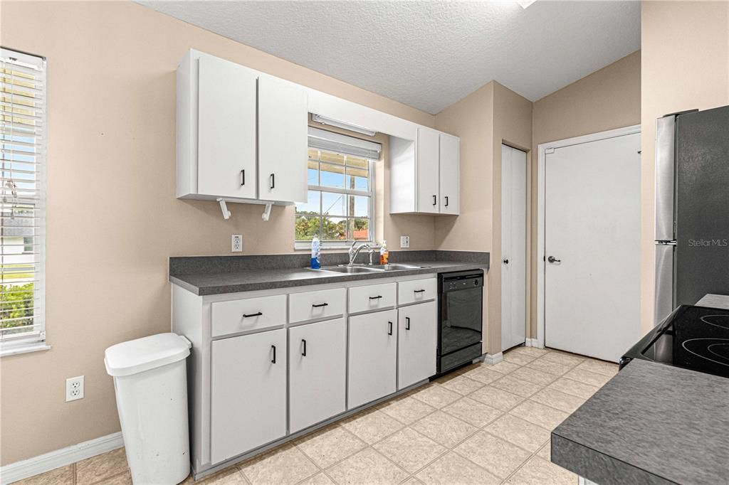 Active With Contract: $239,900 (3 beds, 2 baths, 1184 Square Feet)