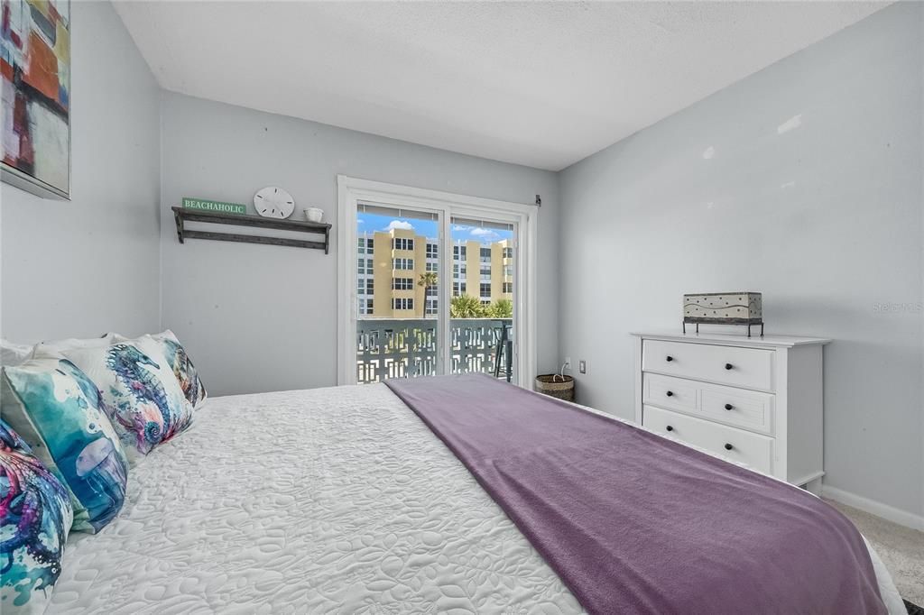For Sale: $320,000 (1 beds, 1 baths, 754 Square Feet)