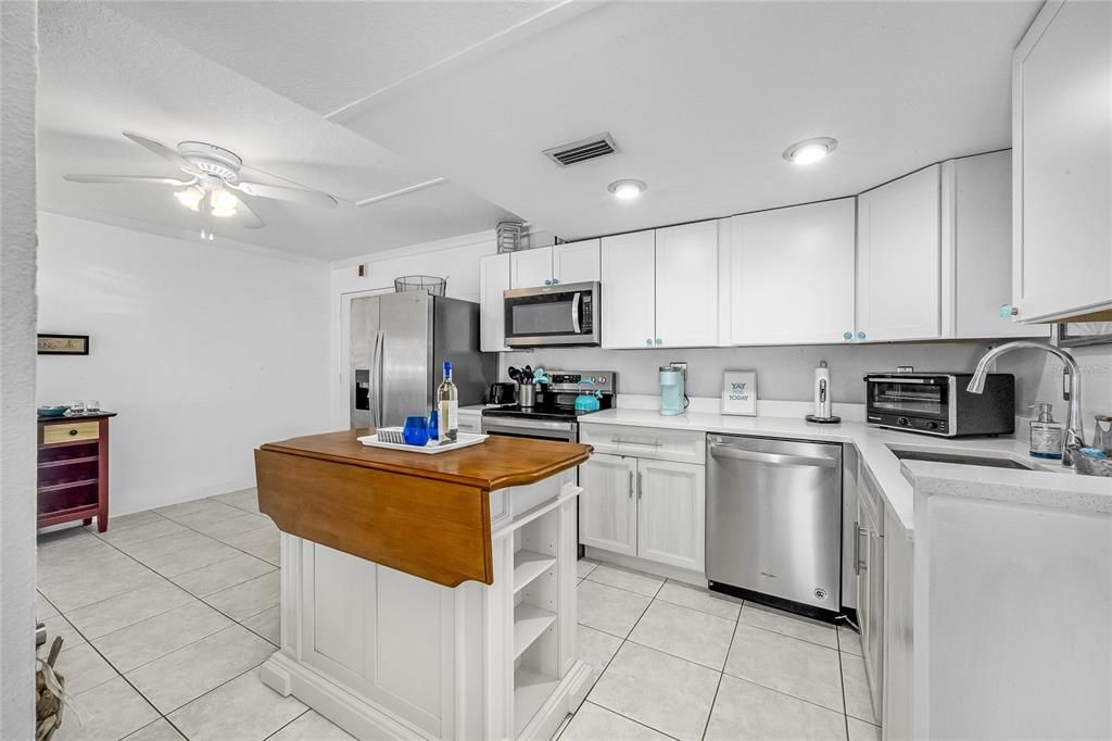 For Sale: $320,000 (1 beds, 1 baths, 754 Square Feet)