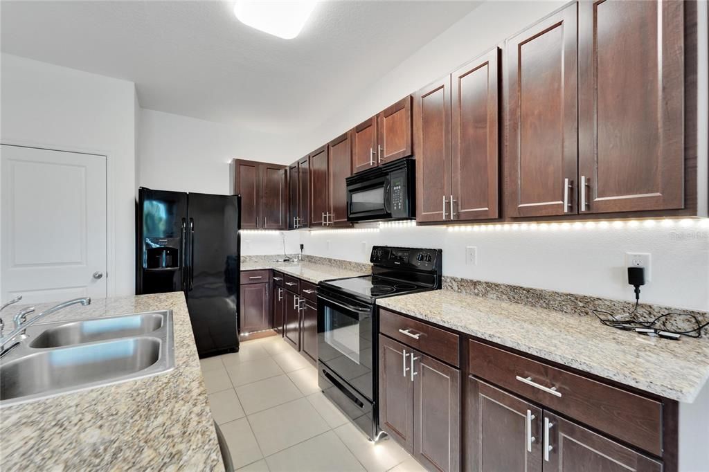 For Rent: $2,250 (3 beds, 2 baths, 1707 Square Feet)