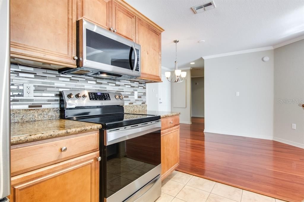 Active With Contract: $2,850 (2 beds, 2 baths, 1274 Square Feet)