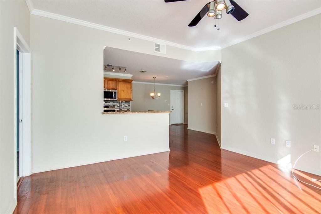 Active With Contract: $2,850 (2 beds, 2 baths, 1274 Square Feet)