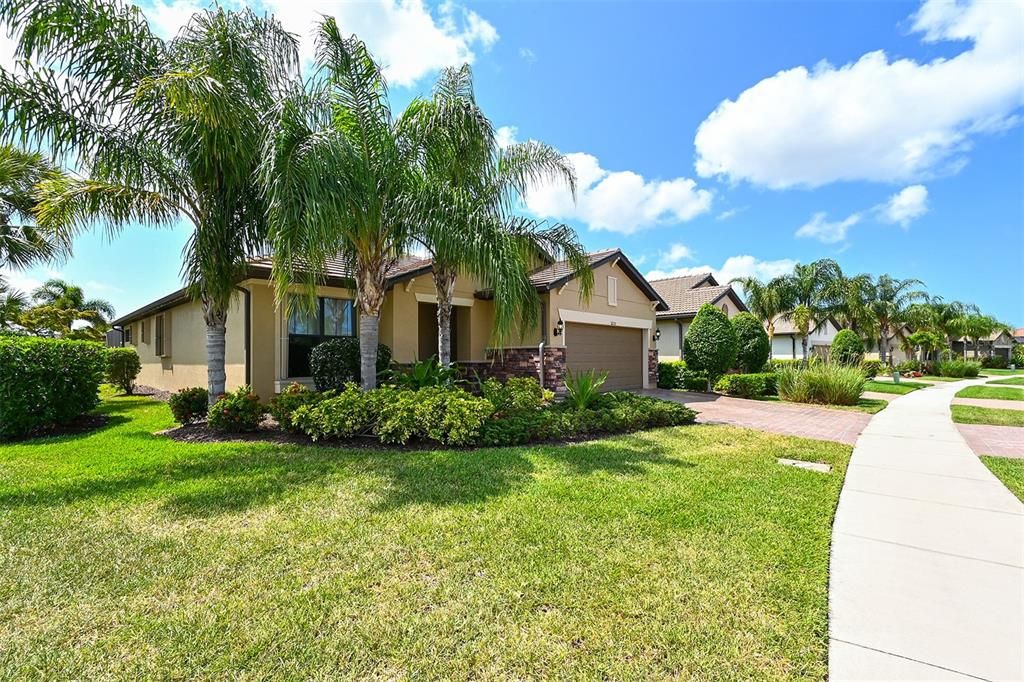 For Sale: $799,900 (3 beds, 2 baths, 2106 Square Feet)