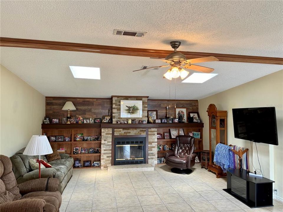 For Sale: $249,900 (3 beds, 2 baths, 1702 Square Feet)