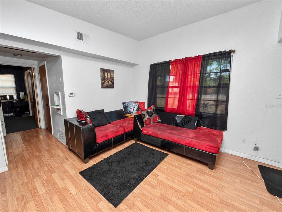 For Sale: $215,000 (2 beds, 1 baths, 828 Square Feet)