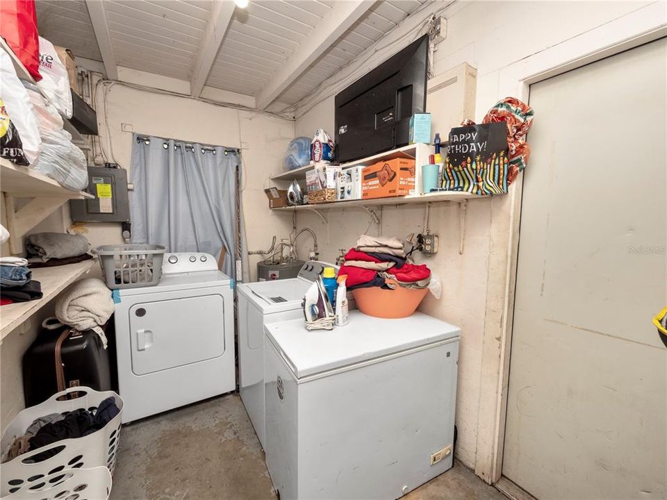 For Sale: $200,000 (2 beds, 1 baths, 972 Square Feet)