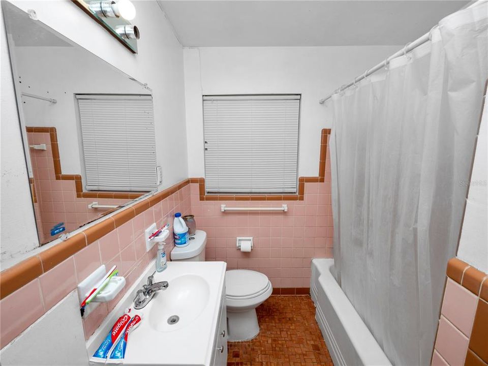 For Sale: $215,000 (2 beds, 1 baths, 828 Square Feet)