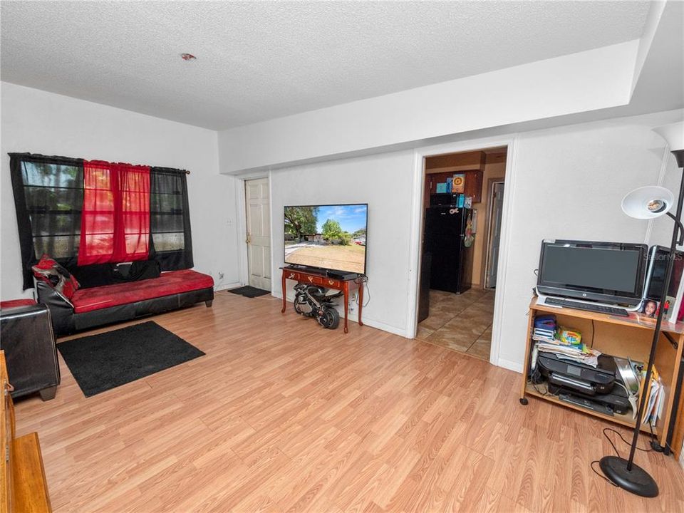 For Sale: $200,000 (2 beds, 1 baths, 972 Square Feet)