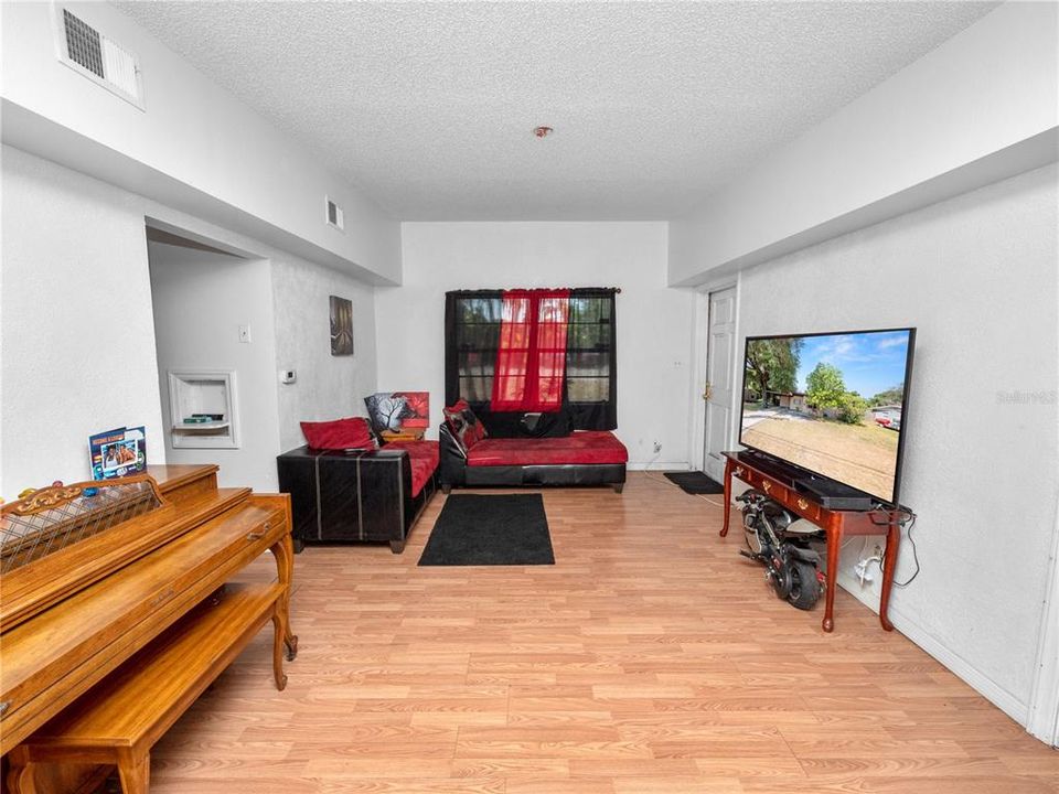 For Sale: $215,000 (2 beds, 1 baths, 828 Square Feet)