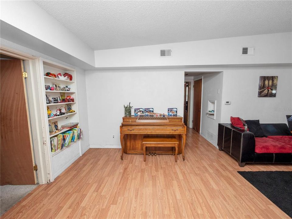 For Sale: $200,000 (2 beds, 1 baths, 972 Square Feet)