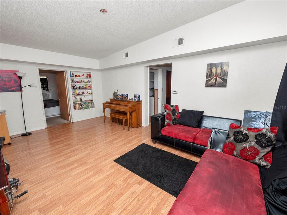 For Sale: $215,000 (2 beds, 1 baths, 828 Square Feet)